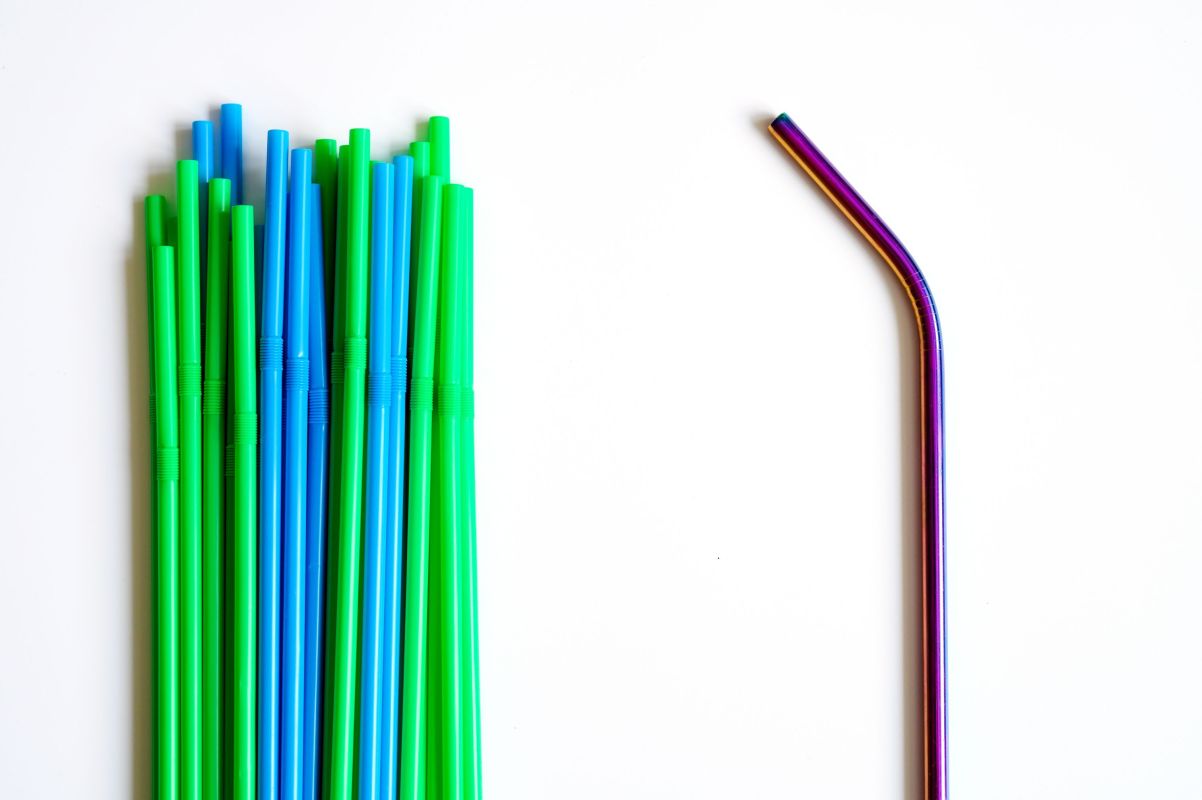 a pile of disposable plastic drinking straws and o GS4CWCW 1